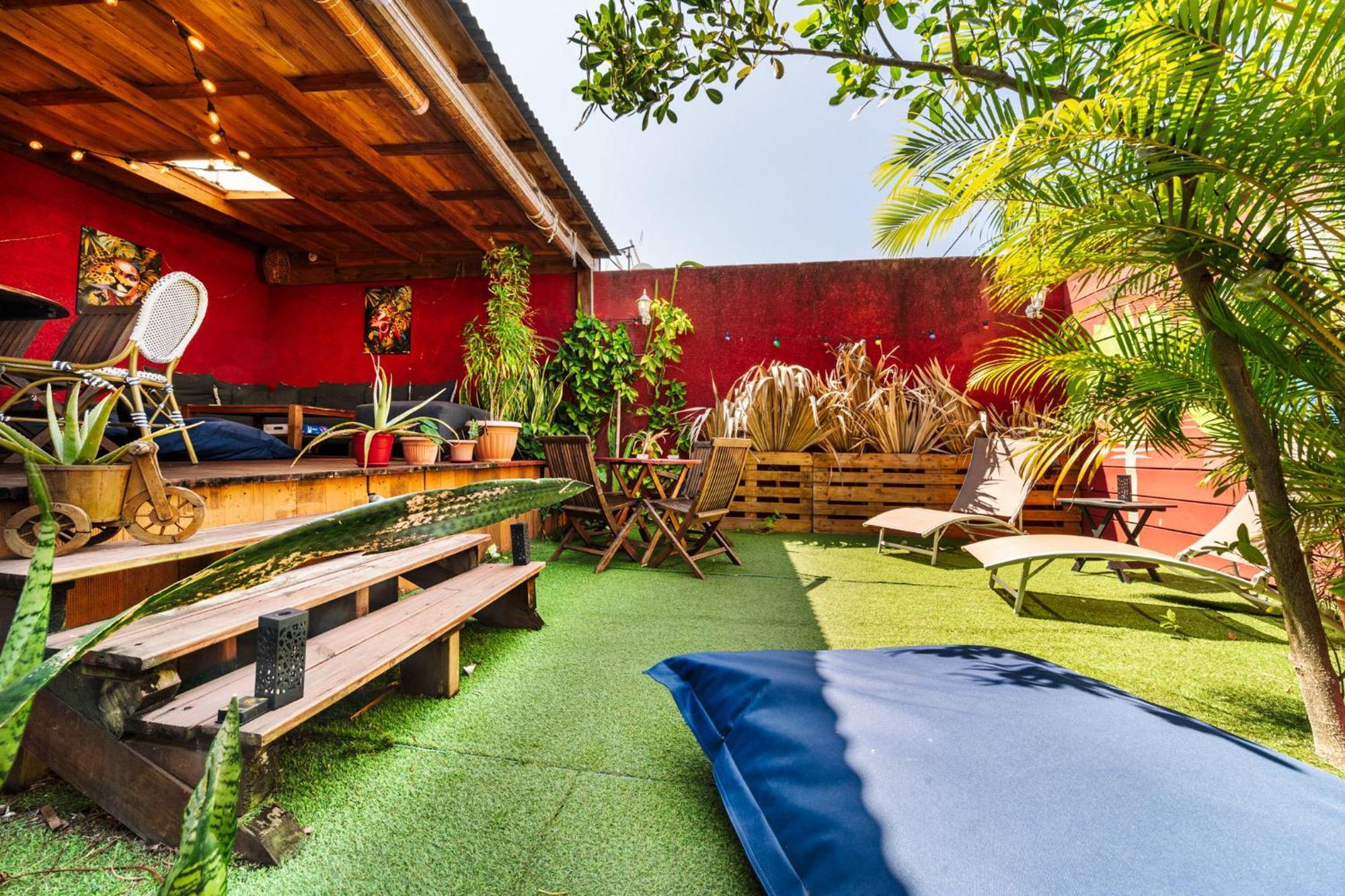 Les Baroudeurs Hostel Saint Pierre Exterior photo